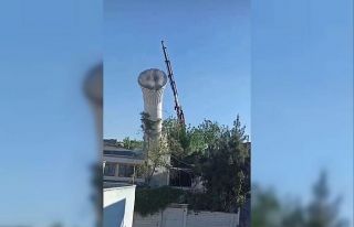 Batman’da hasar alan camiinin minaresi kontrollü...