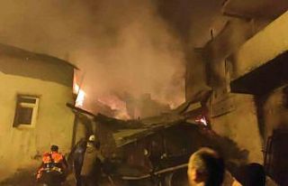 Bayburt’ta köydeki 3 ev, 6 ahır ve 4 samanlık...