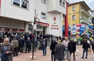 Bayram öncesi banka önünde uzun kuyruklar oluştu