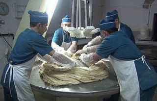 Bayram öncesi çekme helva mesaisi: Sabah saatlerine...