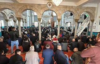 Bayramın birinci günü cuma namazında camiler doldu...