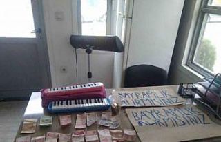 "Bayramlık alır mısınız?" pankartı...