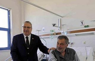 Belediye başkanının kalp masajı yaptığı vatandaş...