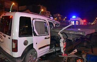 Benzin istasyonuna girmek için yavaşlayan tıra...