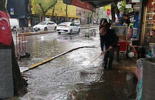 Beyoğlu’nda esnafın yağmurla imtihanı