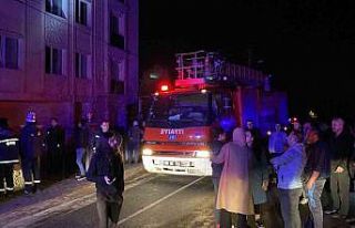 Bilgisayar bomba gibi patladı, mahalleli yangınla...