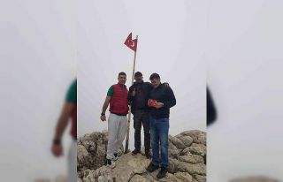 Bin 900 rakımlı zirvede yıpranan Türk bayrağını...