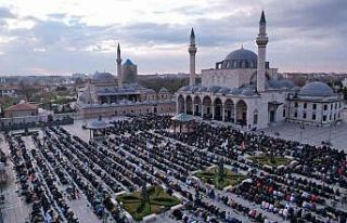 Binlerce kişi bayram namazında Mevlana Meydanı’nda...