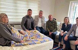 Bir asırlık Şakire ninenin tekerlekli sandalye...