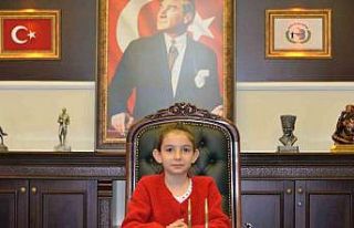 Bozüyük Belediyesinin minik başkanı makam koltuğuna...