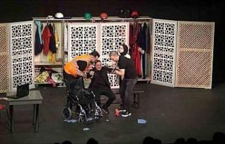 Bu tiyatroda yalnızca sağlık çalışanları rol...