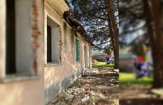 Burhaniye’de eski okul binası tehlike saçıyor