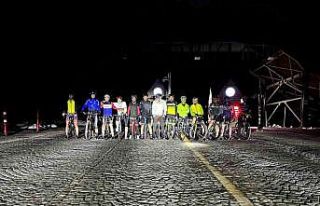 Bursa’da bisiklet tutkunları iftar sonrası Uludağ’a...