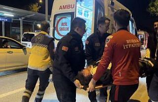 Bursa’da çekicinin paletlerine çarpan araç takla...