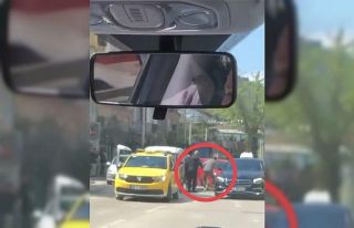 Bursa’da kavga ettiği sürücüyü az daha eziyordu,...