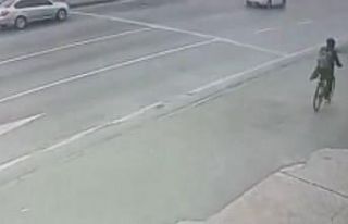 Bursa’da yolun karşısına geçen bisikletli adama...