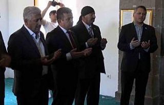 Büyük Birlik Partisi seçim çalışmalarına türbe...