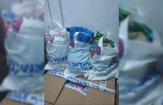 Çaldıkları kıyafetler ile birlikte yakalandılar