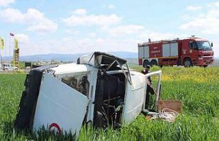 Çanakkale’de araç tarlaya uçtu; 3 kişi yaralandı