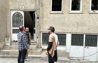 Canını hiçe sayarak girdiği ağır hasarlı binanın...