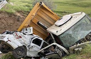 Çarpışan kamyon ile otomobil şarampole yuvarlandı:3...