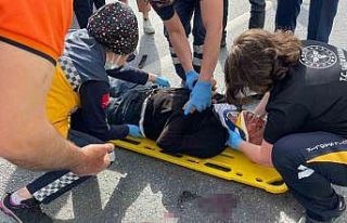 Çarptığı motosiklet sürücüsünü yaralayıp,...