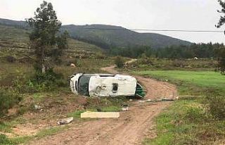 Cenaze aracı şarampole devrildi, sürücü yaralandı