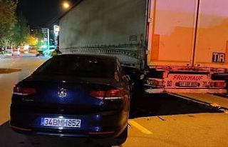 Cep telefonuna bakmak isterken park halindeki tıra...