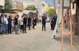 Ceylanpınar’da şiddetli rüzgar çatıları uçurdu