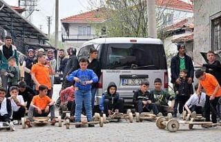 Çocuklar tahta arabalarla birincilik için yarıştı