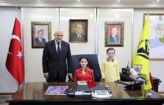 Çocuklardan Başkan Pekmezci’ye 23 Nisan ziyareti