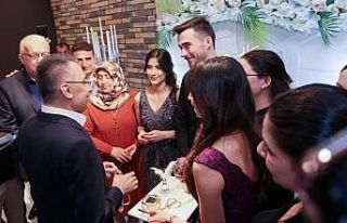 Cumhurbaşkanı Yardımcısı Oktay’dan genç çifte...