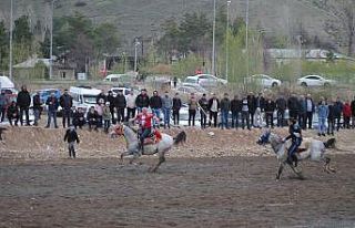 Davul zurna eşliğinde cirit oynayarak Ramazan Bayramını...