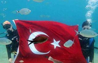Denizin dibinde Türk Bayrağı açtılar