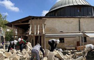 Depremde hasar gören tarihi yapıların kitabeleri...