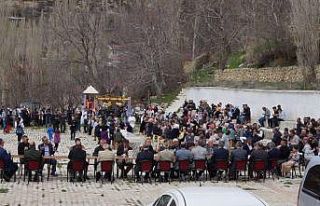 Depremde hayatını kaybeden öğretmen ve 2 çocuğu...