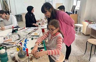 Depremin izlerini çizdikleri resimlerle silen öğrencilerin...