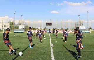 Depremin yaralarını futbol ile sarıyorlar