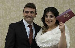 Depremzede çift, çifte bayram yaşıyor