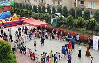Depremzede çocuklar 23 Nisan etkinliğinde eğlendi