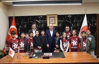 Depremzede çocuklara Ümraniyespor imzalı forma...