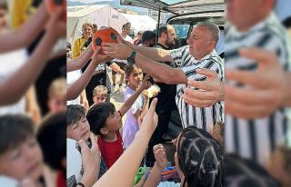 Depremzede çocukların gönüllerine dokunuldu