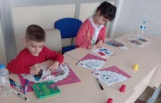 Depremzede çocukların yüzü destek ekipleri ile...
