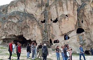 Depremzede Çocuklarla Frig Vadisi gezdi