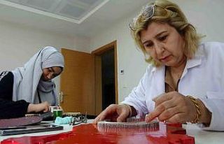 Depremzede kadınlar, el sanatlarıyla depremin izlerini...