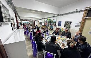 Depremzede veli ve öğrenciler okulda kurulan iftar...