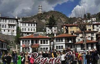 Depremzedeler tarih kokan Göynük’ü gezdi