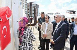 Depremzedelere bayram ziyareti