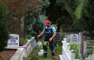 Derince’de mezarlıklar bayram için temizleniyor