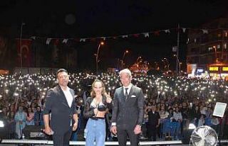 Derya Uluğ Marmaris’te 23 Nisan konseri verdi